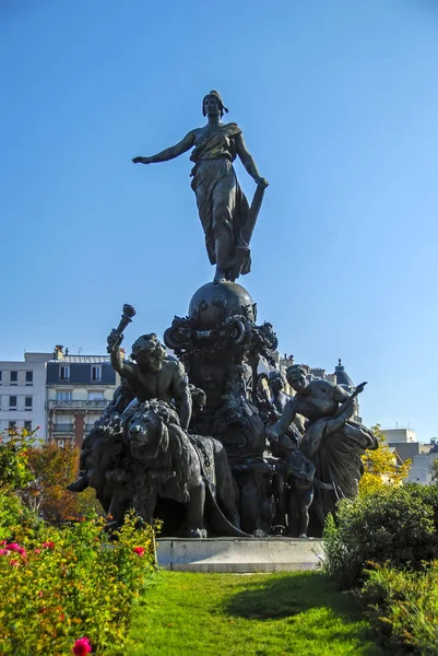 Francia Parigi Place de la Nation Trionfo della Repubblica statua dello scultore Jules Dalou. Statua Il Trionfo della Repubblica di Dalou nel centro del luogo de la Nation (Piazza della Nazione ) — Foto Stock
