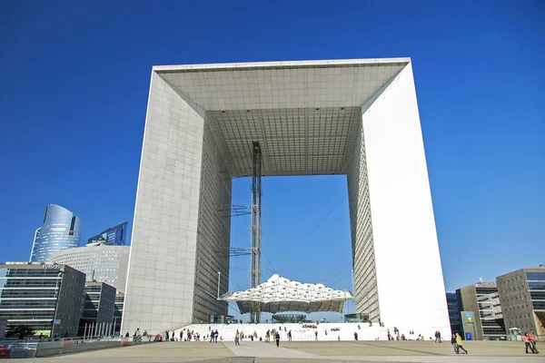 París, Francia - 26 de septiembre de 2008: Grande Arch en La Defense contra el cielo azul claro — Foto de Stock