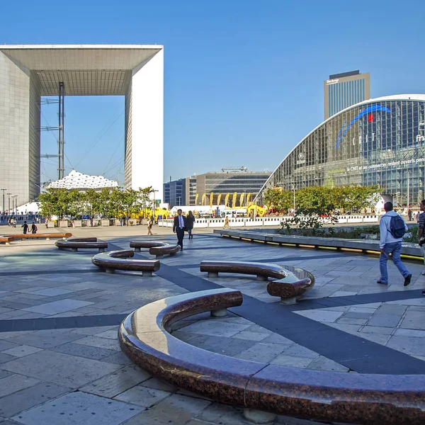 París, Francia - 26 de septiembre de 2008: Grande Arch en La Defense contra el cielo azul claro y los bancos de piedra curvados en primer plano — Foto de Stock