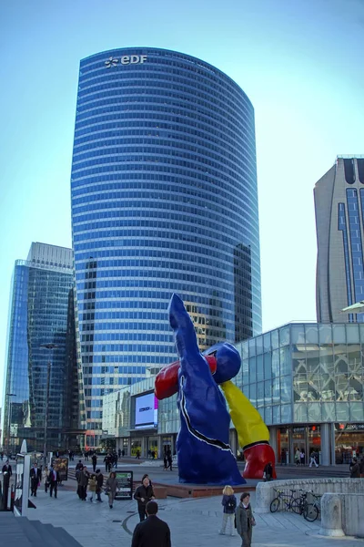 París, Francia - 26 de septiembre de 2008: Deux Personnages Fantastiques (Dos personajes fantásticos) de Joan Miro en el distrito financiero de la Dfense — Foto de Stock