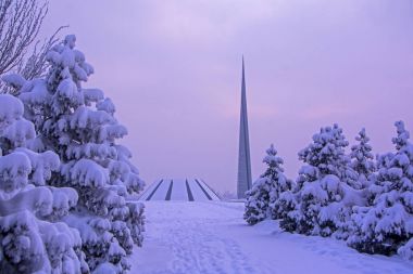 Erivan, Ermenistan - 04 Nisan 2017: Tsitsernakaberd Anıt anıt kışın, Erivan, Ermenistan Ermeni Soykırımı. Nisan 1915, 24'ünde 1.5 milyon sivil Ermeniler Osmanlı İmparatorluğu tarafından öldürüldü