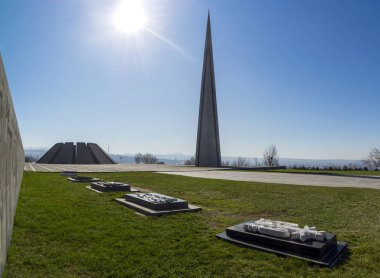 Erivan, Ermenistan - 04 Nisan 2017: Graves Tsitsernakaberd Anıt anıt Ermeni Soykırımı, Erivan, Ermenistan tarafından Ermeni kahramanların. Nisan 1915, 24'ünde 1.5 milyon sivil Ermeniler Osmanlı İmparatorluğu tarafından öldürüldü