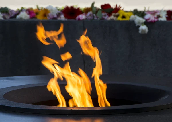 Yerevan, armenien - 04. april 2017: ewige Flamme im tsitsernakaberd denkmal des armenischen genozids, yerevan, armenien. am 24. April 1915 wurden 1,5 Millionen zivile Armeeangehörige vom Osmanischen Reich getötet — Stockfoto