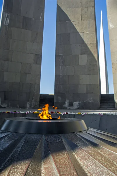 Erevan, Armenia - 04 aprile 2017: fiamma eterna nel monumento commemorativo Tsitsernakaberd del Genocidio Armeno, Erevan, Armenia. Il 24 aprile 1915, 1,5 milioni di armeni civili furono uccisi dall'Impero Ottomano — Foto Stock