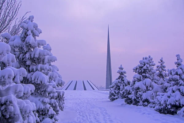 Erivan, Ermenistan - 04 Nisan 2017: Tsitsernakaberd Anıt anıt kışın, Erivan, Ermenistan Ermeni Soykırımı. Nisan 1915, 24'ünde 1.5 milyon sivil Ermeniler Osmanlı İmparatorluğu tarafından öldürüldü