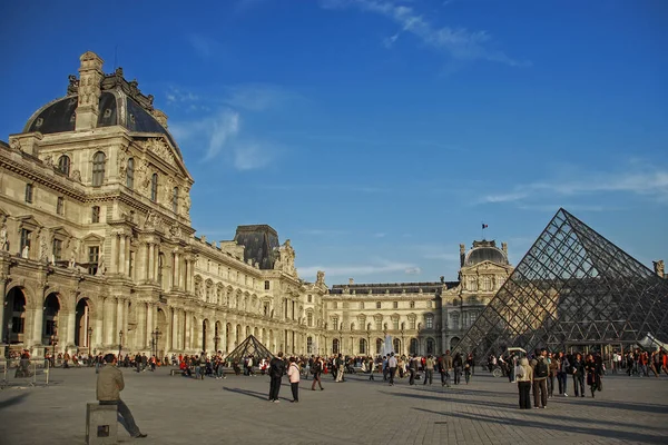 Paris, Franciaország - szeptember 26, 2008: Városkép Paris Louvre Múzeum és a piramis, a Louvre-ban — Stock Fotó