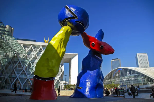 Paris, França - 26 de setembro de 2008: Deux Personnages Fantastiques (Dois personagens fantásticos) por Joan Miro no distrito de negócios la Defense — Fotografia de Stock