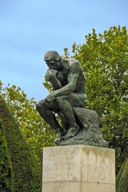 Paris, Fransa - 30 Eylül 2008: Hotel Biron Rodin Müzesi'nde Rodin tarafından düşünür