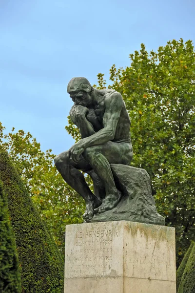 Paris, Fransa - 30 Eylül 2008: Hotel Biron Rodin Müzesi'nde Rodin tarafından düşünür
