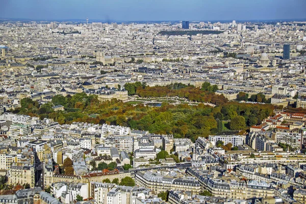 Vue aérienne sur le jardin luxembourgeois depuis la tour Montparnasse, Paris, France — Photo