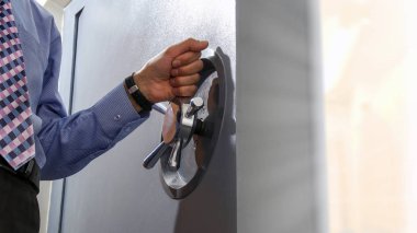 Banka müdürünün, onun büyük kasa kapısı açma