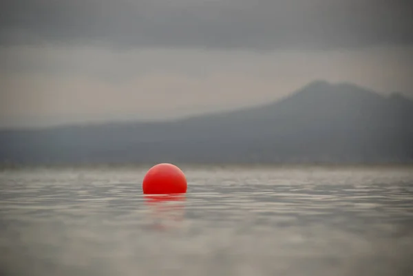 Bóia Vermelha Suface Água Azul Lago Sevan Armênia Foco Seletivo — Fotografia de Stock