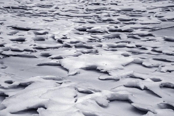 Le vent forme la texture de la glace sur la neige de montagne hivernale — Photo