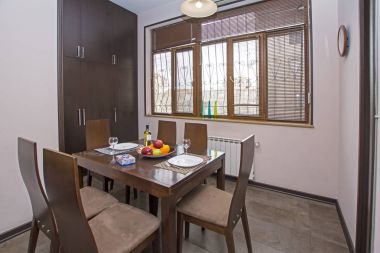 Erivan, Ermenistan - 11 Nisan 2017: Modern daire ile bir oturma odası ahşap masa ve sandalyeler. Şık modern iç tasarımlı lüks daire