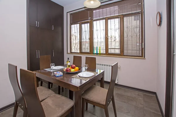 Ereván, Armenia - 11 de abril de 2017: Un moderno apartamento sala de estar con mesa de madera y sillas. Apartamento de lujo con un diseño interior moderno y elegante — Foto de Stock