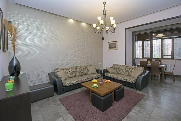 Uma moderna sala de estar de apartamentos. Apartamento de luxo com design de interiores moderno e elegante — Fotografia de Stock