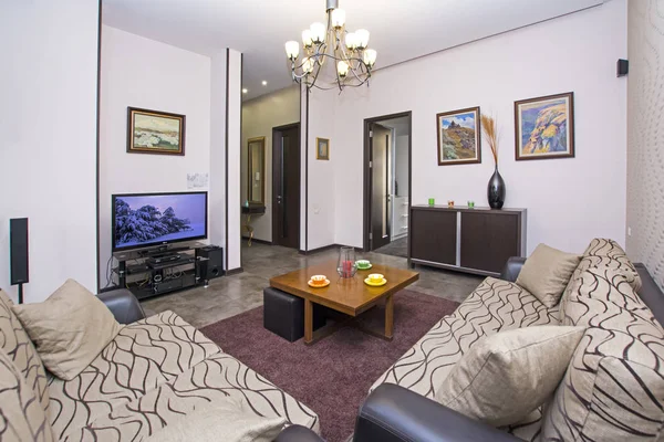 Jereván, Örményország - 2017. április 11.: Egy modern, apartman-nappali. Luxus apartman elegáns modern lakberendezés — Stock Fotó