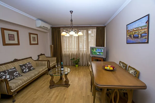 Jereván, Örményország - 2017. április 09.: Egy modern, apartman-nappali. Luxus apartman elegáns modern lakberendezés — Stock Fotó