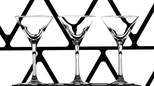 Három elegáns üres koktél szemüveg absztrakt fekete-fehér háttér — Stock Fotó