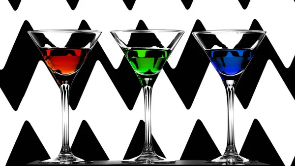 Három elegáns koktél pohár, piros, a zöld és a kék likőr absztrakt fekete-fehér háttér — Stock Fotó