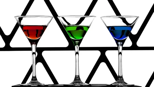 Három elegáns koktél pohár, piros, a zöld és a kék likőr a absztrakt fehér háttér, fekete — Stock Fotó