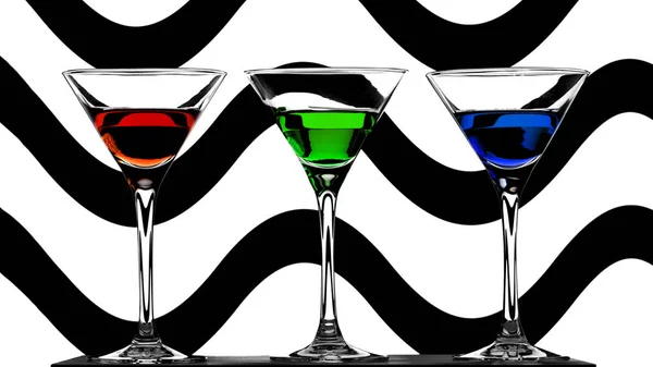 Három elegáns koktél pohár, piros, a zöld és a kék likőr absztrakt hullámos háttér, fekete-fehér hullámok — Stock Fotó