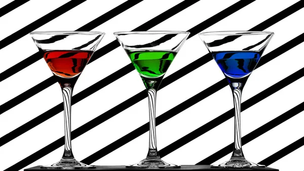 Három elegáns koktél pohár, piros, a zöld és a kék likőr absztrakt csíkos háttér, fekete-fehér ferde vonalakkal — Stock Fotó