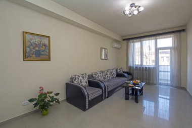 Erivan, Ermenistan - 17 Nisan 2017: Modern daire salon. Şık modern iç tasarımlı lüks daire.