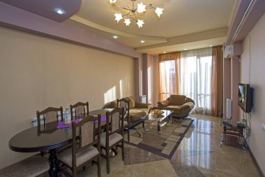 Erivan, Ermenistan - 17 Nisan 2017: Modern daire salon. Şık modern iç tasarımlı lüks daire.