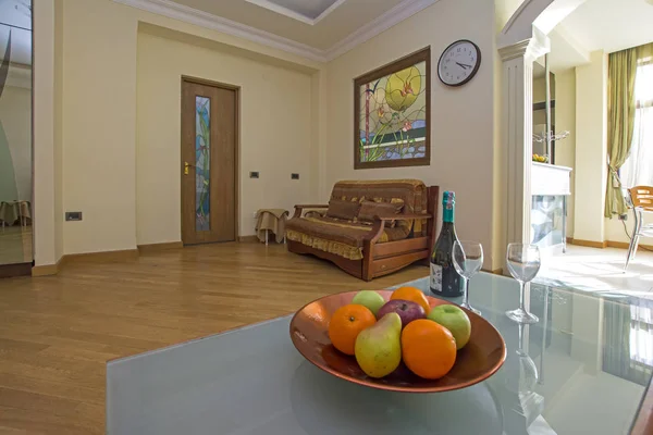 Jereván, Örményország - 2017. április 17.: Egy modern, apartman-nappali. Luxus apartman elegáns modern lakberendezés — Stock Fotó