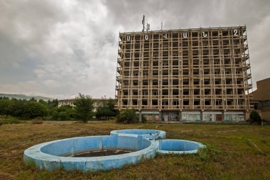 Resort kasaba Sevan, Ermenistan, terk edilmiş bir otel. Ermenice yazıt diyor ki 