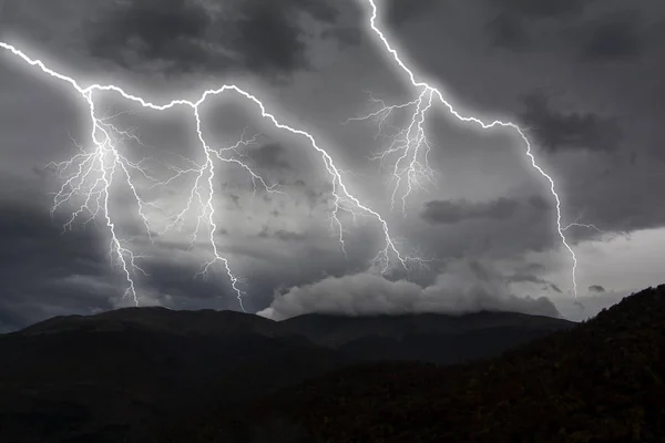 Una tormenta con relámpagos sobre las montañas en Dilijan, Armenia — Foto de Stock