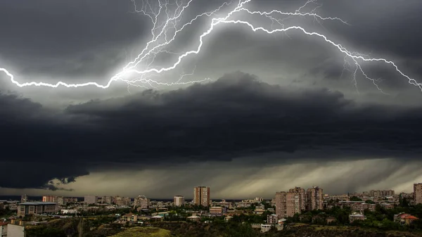 Буря с молнией в Ереване, Армения — стоковое фото
