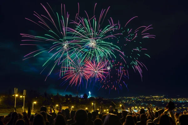 People enjoy firework over Mother Armenia Statue in Yerevan, Armenia — Stock Photo, Image