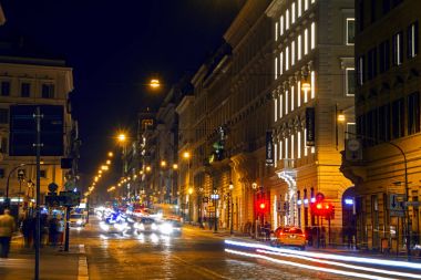 Roma, İtalya - 16 Kasım 2016: Rating via Nazionale sokakta geceleri yaktı. Güzel bir gece cityscape arka planlar için uygun.