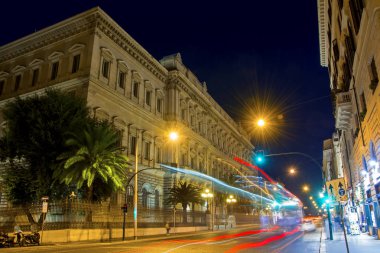 Roma, İtalya - 16 Kasım 2016: Banka İtalya geceleri, İtalyanca Banca Bisiklet Turu Palazzo Koch, via Nazionale yer olarak bilinen aydınlandı. Güzel bir gece cityscape arka planlar için uygun.