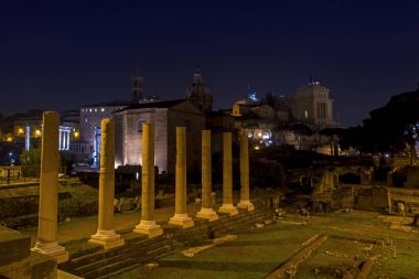 Geceleri, Roma, İtalya, Roman Forum alev aldı. Güzel bir gece cityscape arka planlar için uygun.