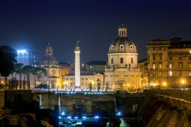  Geceleri, Roma, İtalya, trajans sütun aydınlandı. Güzel bir gece cityscape arka planlar için uygun.