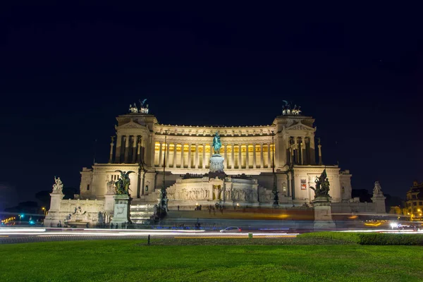Altare della Patria by night - Rome, Italy. Beautiful night cityscape suitable for backgrounds — Stock Photo, Image