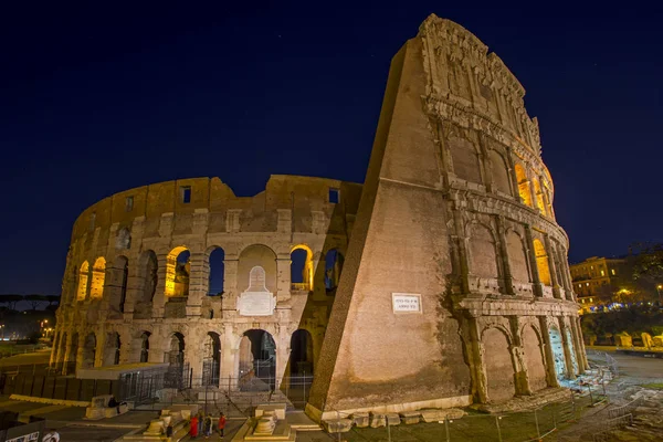 Iluminado Coliseu à noite, Roma, Itália. Bela paisagem urbana noturna adequada para fundos . — Fotografia de Stock