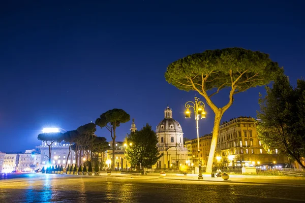 Coluna de Trajans iluminada à noite, Roma, Itália. Bela paisagem urbana noturna adequada para fundos . — Fotografia de Stock