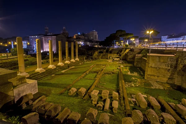 Geceleri, Roma, İtalya, Roman Forum alev aldı. Güzel bir gece cityscape arka planlar için uygun. — Stok fotoğraf