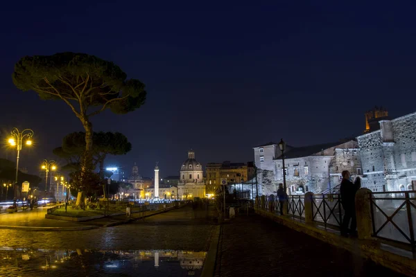罗马，意大利-2016 年 11 月 16 日： Trajans 列在晚上亮起来。美丽的夜晚景观适合背景. — 图库照片