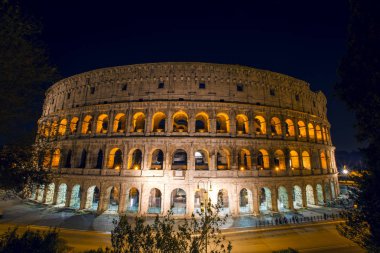 Işıklı Colosseum gece, Roma, İtalya. Güzel bir gece cityscape arka planlar için uygun.