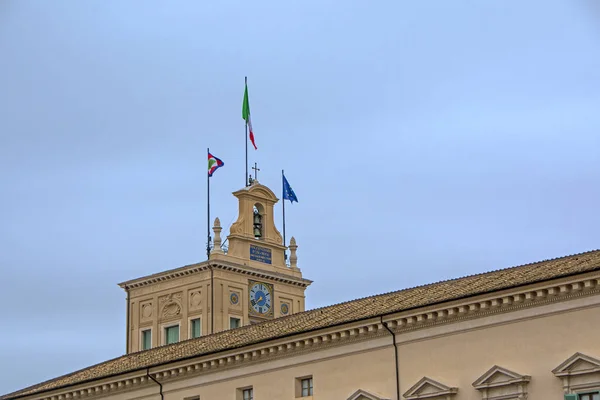 Banderas en la parte superior del edificio Consulta en la plaza Quirinale, Roma, Italia. Hermoso paisaje urbano adecuado para fondos . — Foto de Stock