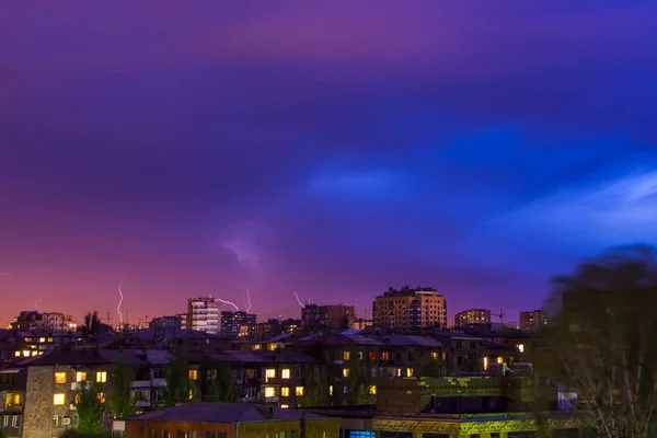 Une tempête avec éclairs dans la nuit Erevan, Arménie. Beau paysage urbain nocturne adapté aux milieux . — Photo