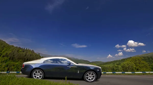 Auto-estrada Egnatia Odos, Grécia - 10 de julho de 2014: azul e prata Rolls-Royce Wraith coupe na pitoresca estrada de montanha — Fotografia de Stock