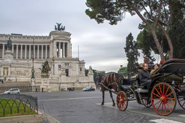Rome, İtalya - 17 Kasım 2016: At arabası Vittoriano'ya veya Victor Emmanuel II Anıtı yakınındaki