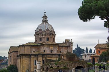Rome, İtalya - 17 Kasım 2016: Via di San Pietro in Carcere kilise alacakaranlıkta