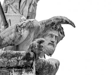 Heykelin üzerine bir anıt Victor Emmanuel II içinde Fontana dell'Adriatico (Adriyatik Denizi heykeli). Piazza Venezia, Rome, İtalya. Siyah beyaz resim 